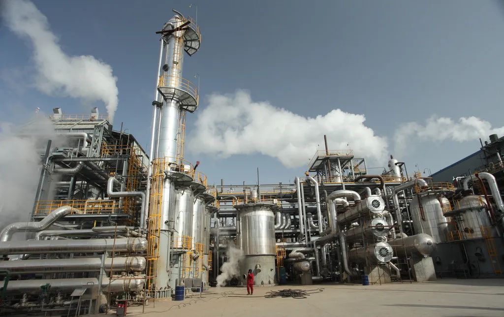 按 VOCs 的化學(xué)結(jié)構(gòu)，可將其進(jìn)一步分為 8 類：烷烴類、芳香烴類、烯烴類、鹵代烴類、酯類、醛類、酮類和其他化合物。從環(huán)保意義上講，主要指化學(xué)性質(zhì)活潑的那一類揮發(fā)性有機(jī)物。常見的 VOCs有：苯、甲苯、二甲苯、苯乙烯、三氯乙烯、三氯甲烷、三氯乙烷、二異氰酸酯（TDI）、二異氰甲苯酯等。