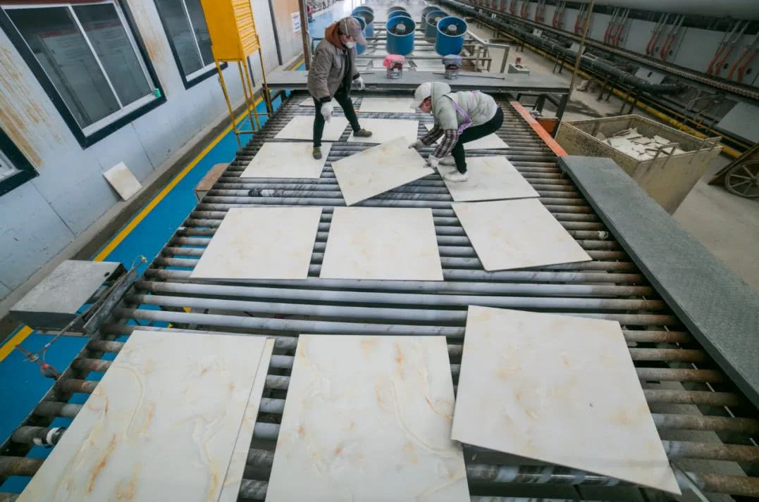 陶瓷廠廢氣惡臭讓人苦不堪言，Dejing的凈?除臭劑幫助企業(yè)達(dá)標(biāo)排放！